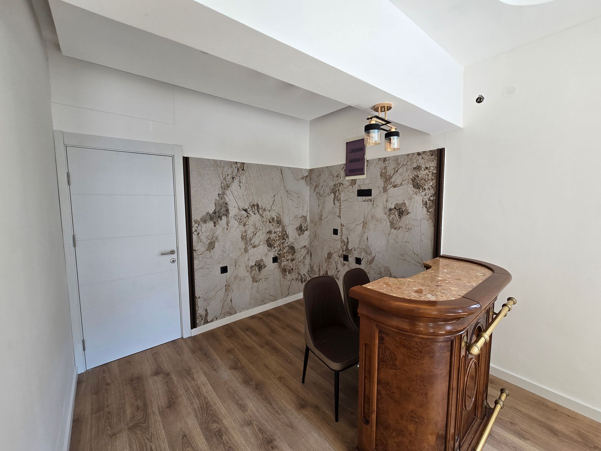 Renoviran mini hotel sa apartmanima, poslovnim prostorom i parkingom-Budva,Adok - Amfora Real Estate