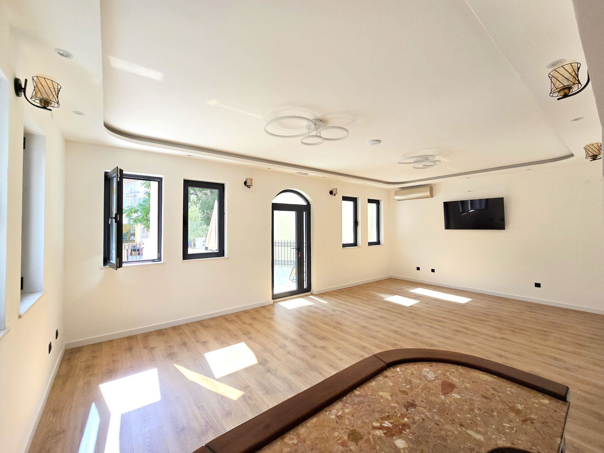 Renoviran mini hotel sa apartmanima, poslovnim prostorom i parkingom-Budva,Adok - Amfora Real Estate