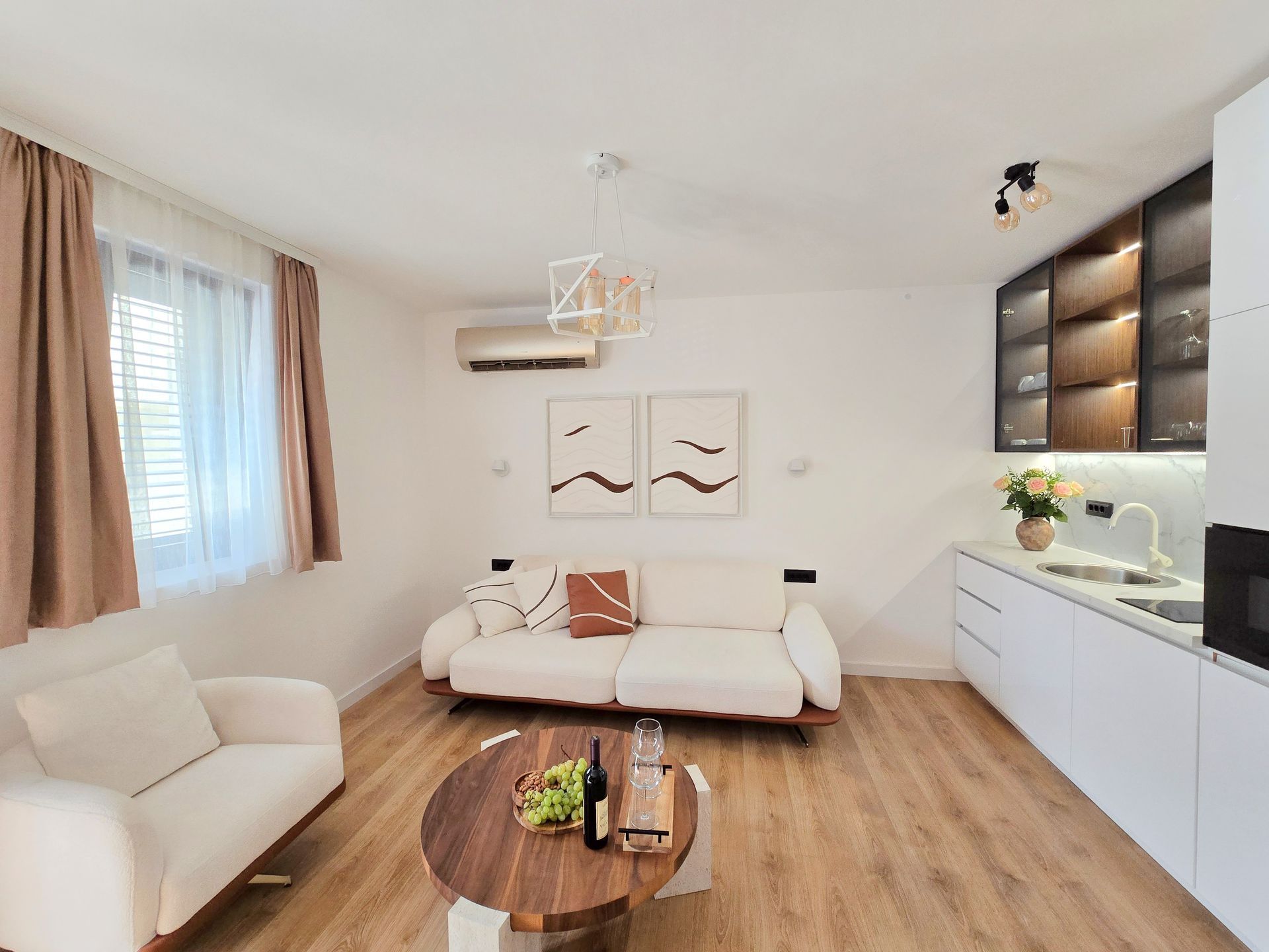 Renoviran mini hotel sa apartmanima, poslovnim prostorom i parkingom-Budva,Adok (IZDAVANJE NA DUZI PERIOD) - Amfora Real Estate