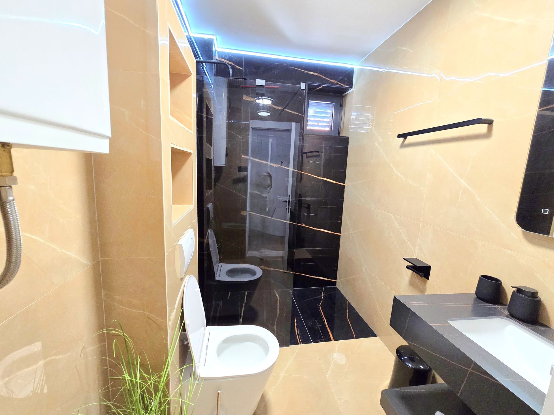 Renoviran mini hotel sa apartmanima, poslovnim prostorom i parkingom-Budva,Adok (IZDAVANJE NA DUZI PERIOD) - Amfora Real Estate