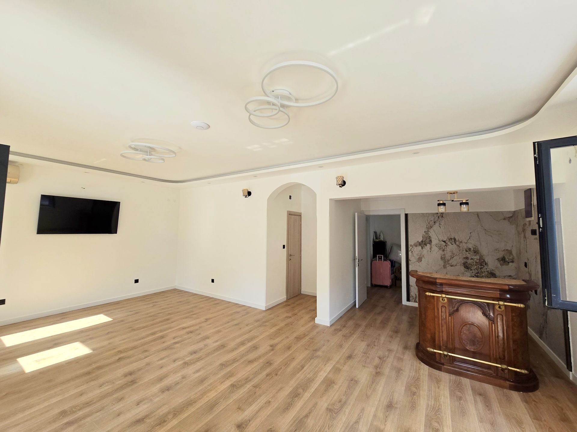 Renoviran mini hotel sa apartmanima, poslovnim prostorom i parkingom-Budva,Adok (IZDAVANJE NA DUZI PERIOD) - Amfora Real Estate