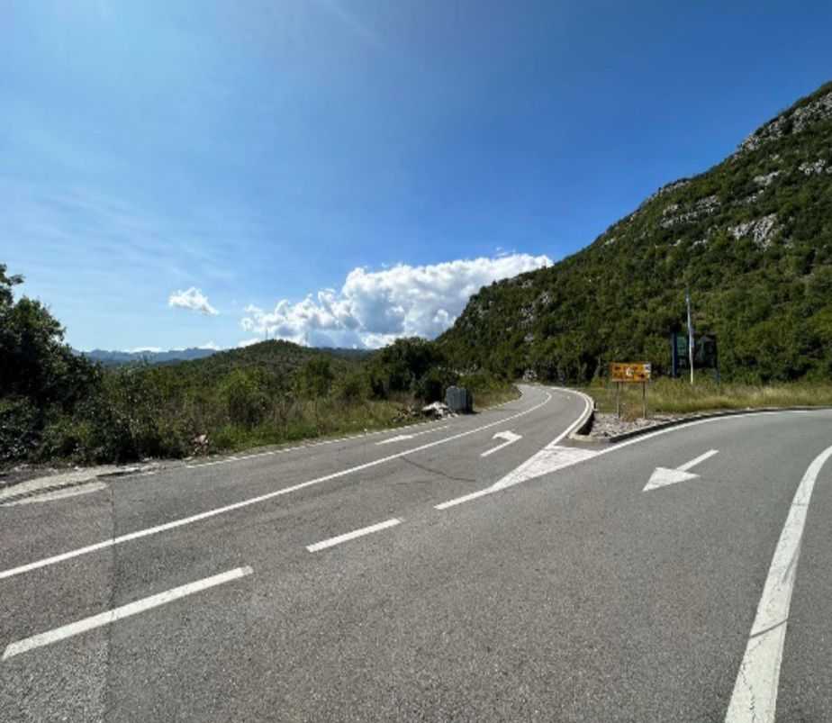 Atraktivno zemljište 70.000m² uz magistralu Podgorica–Cetinje - Amfora Real Estate