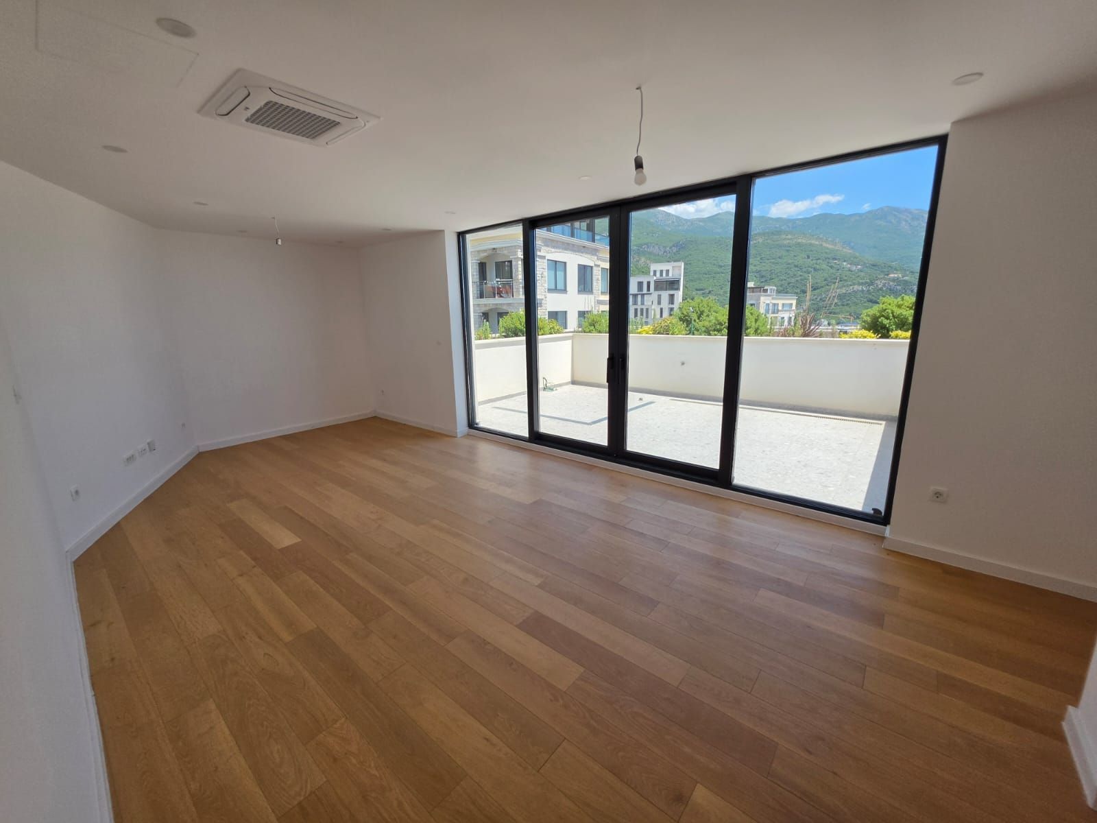 Dvosoban penthouse 109m2 sa pogledom na more u novom stambenom kompleksu sa bazenom u Becicima. - Amfora Real Estate