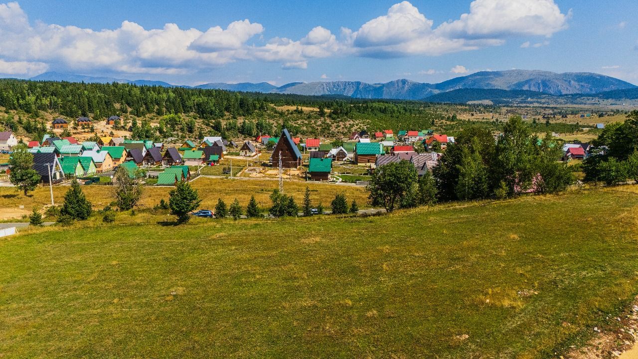 Ekskluzivna urbanizovana parcela 704 m² u planinskom kompleksu na Žabljaku - Amfora Real Estate