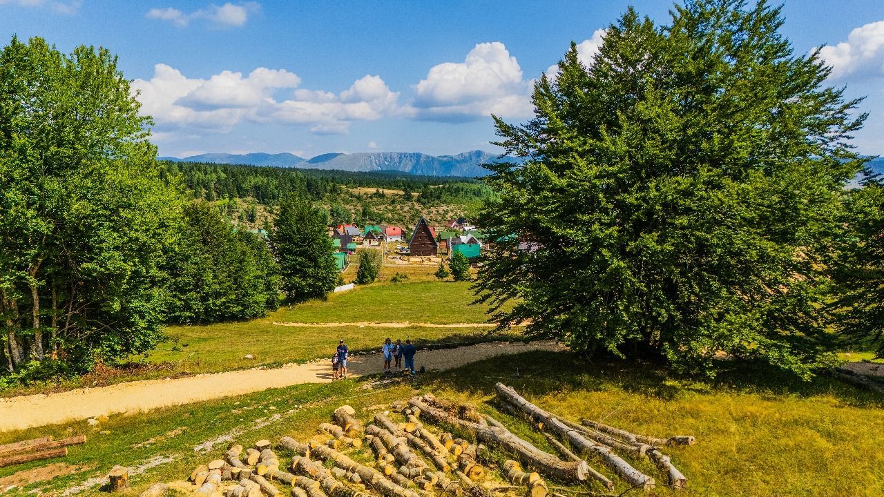 Ekskluzivna urbanizovana parcela 704 m² u planinskom kompleksu na Žabljaku - Amfora Real Estate