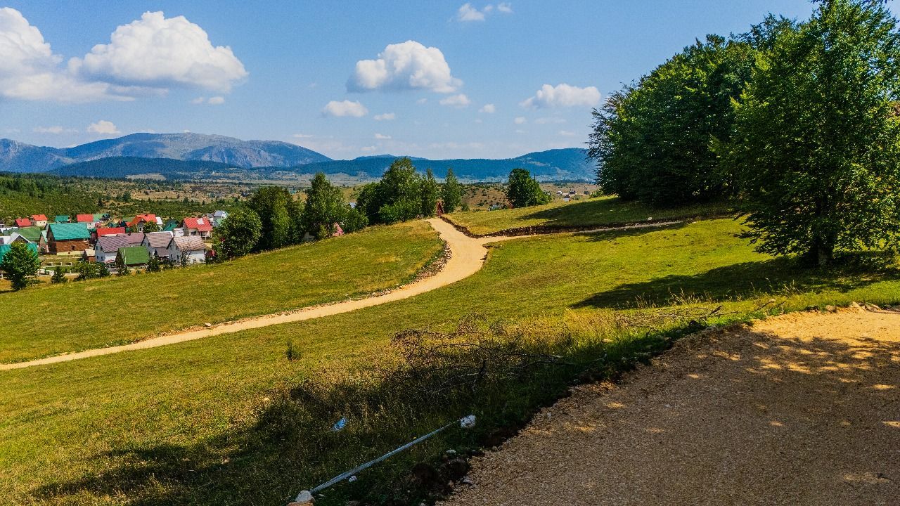 Ekskluzivna urbanizovana parcela 664m² u planinskom kompleksu na Žabljaku - Amfora Real Estate