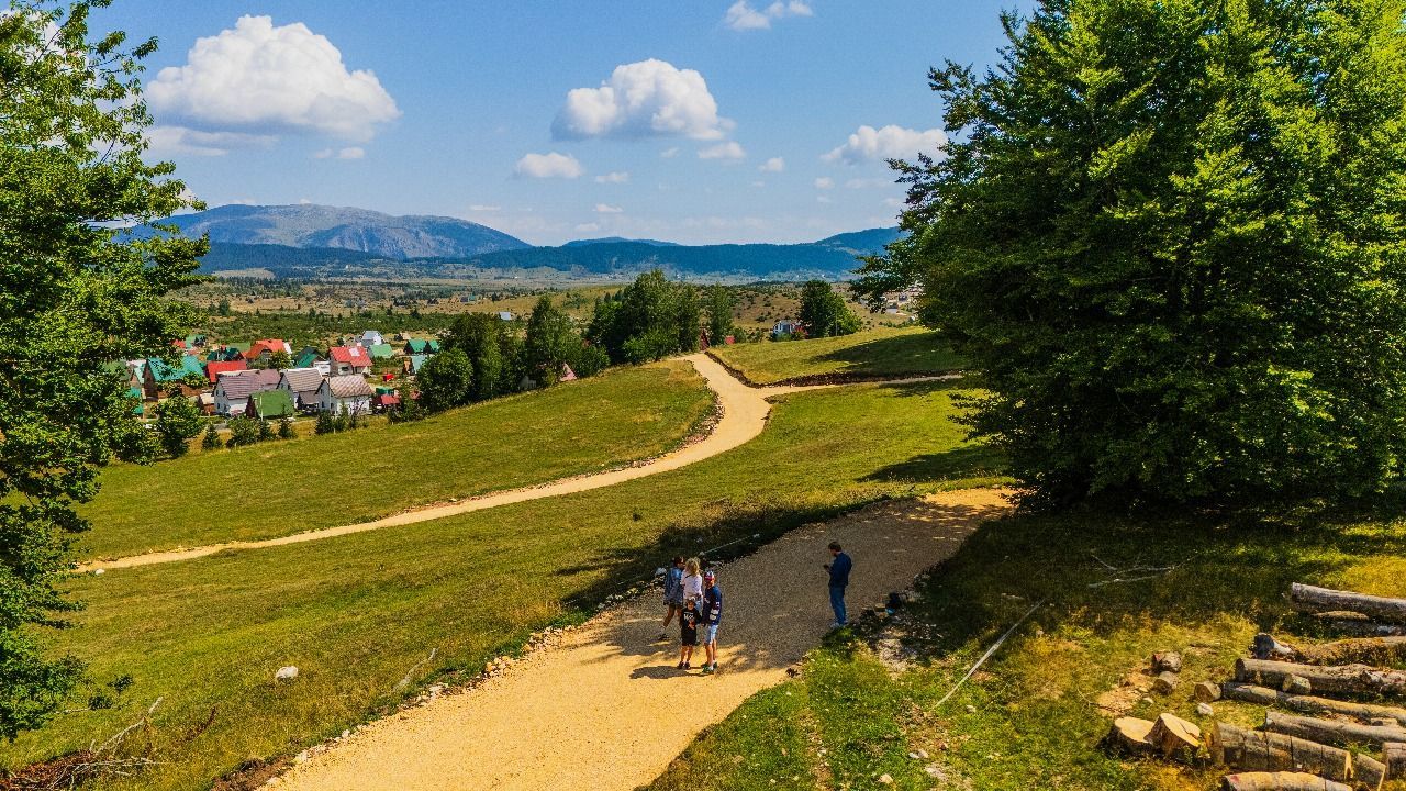 Ekskluzivna urbanizovana parcela 664m² u planinskom kompleksu na Žabljaku - Amfora Real Estate