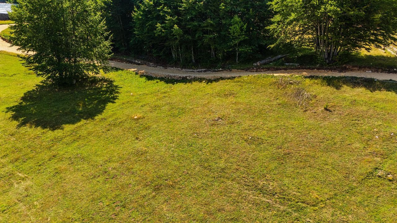 Ekskluzivna urbanizovana parcela 664m² u planinskom kompleksu na Žabljaku - Amfora Real Estate