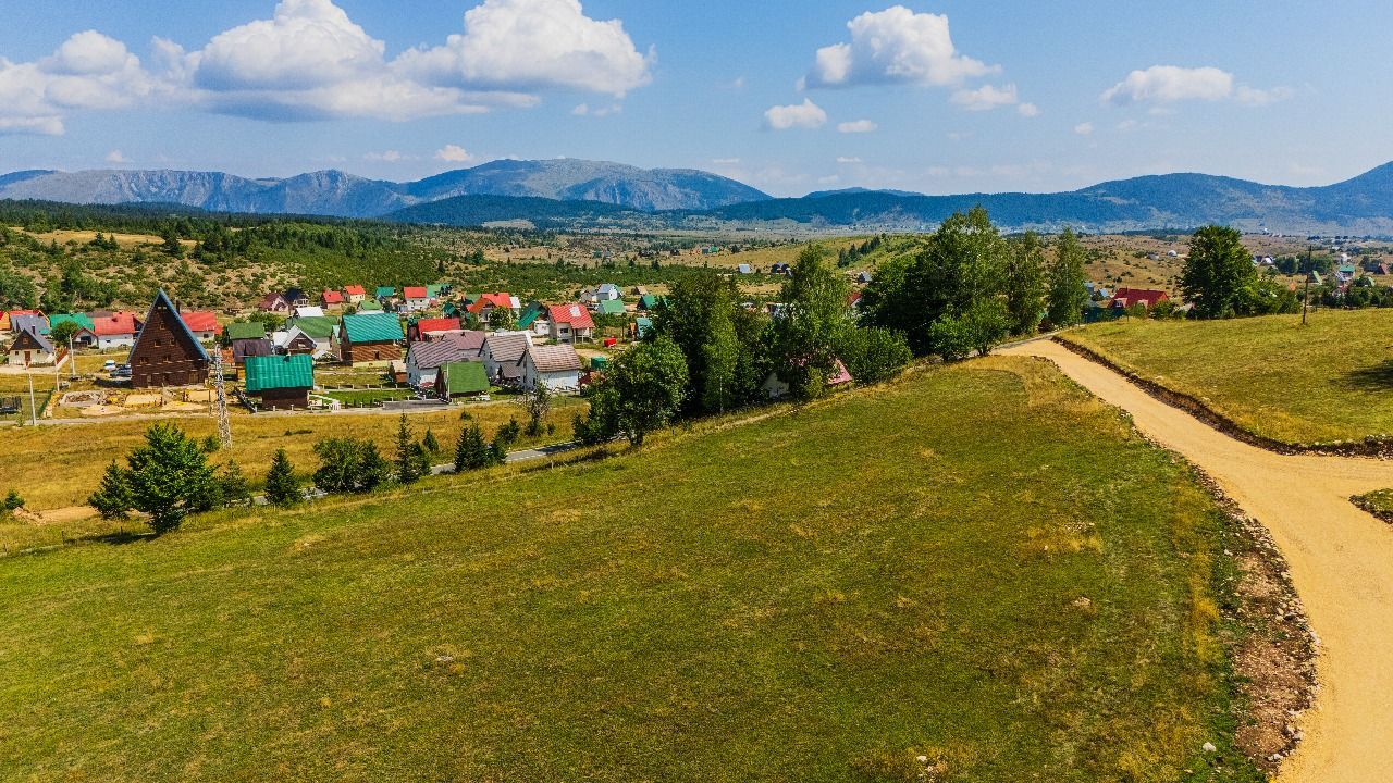 Ekskluzivna urbanizovana parcela 664m² u planinskom kompleksu na Žabljaku - Amfora Real Estate