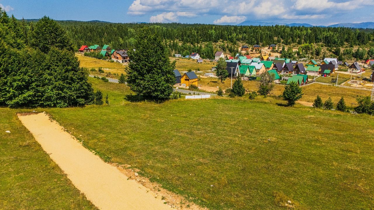 Ekskluzivna urbanizovana parcela 585m² u planinskom kompleksu na Žabljaku - Amfora Real Estate