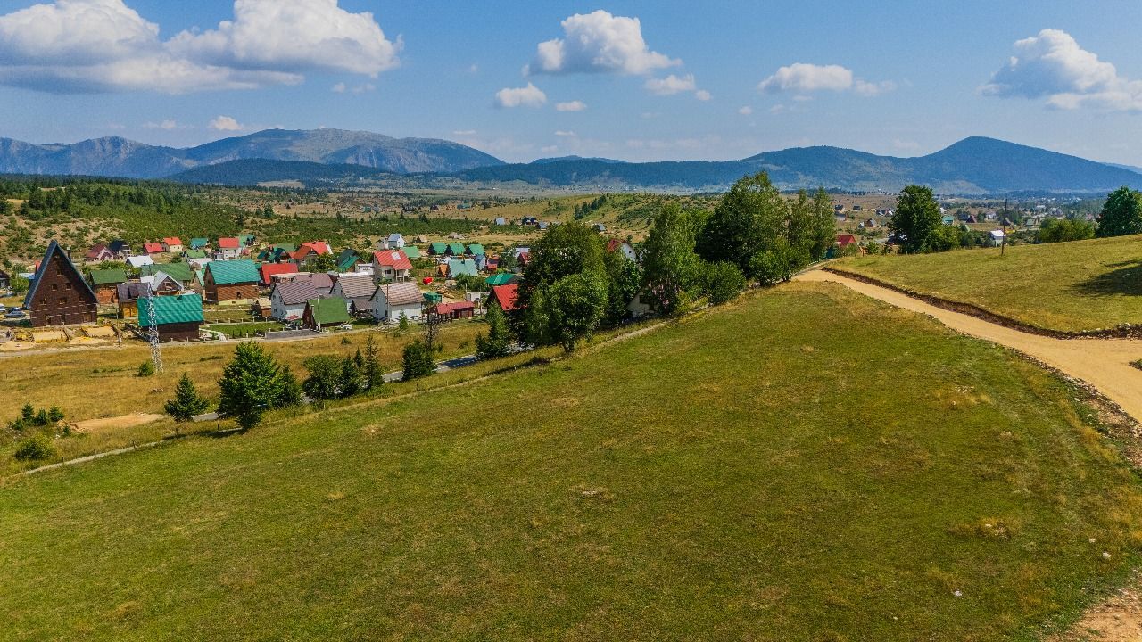 Ekskluzivna urbanizovana parcela 585m² u planinskom kompleksu na Žabljaku - Amfora Real Estate