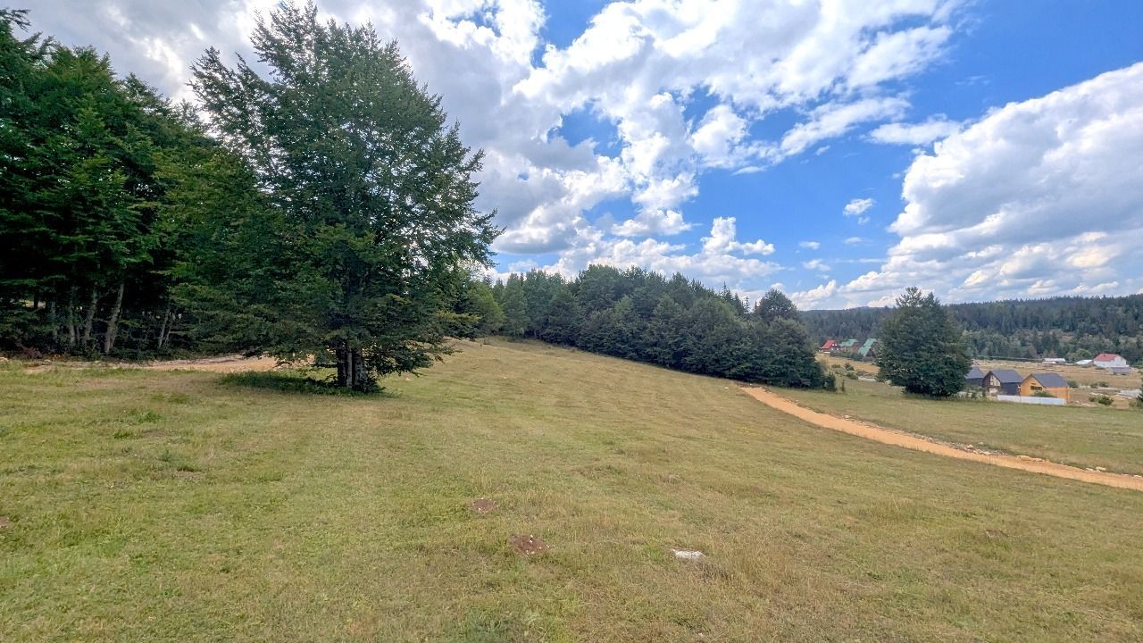 Ekskluzivna urbanizovana parcela 585m² u planinskom kompleksu na Žabljaku - Amfora Real Estate