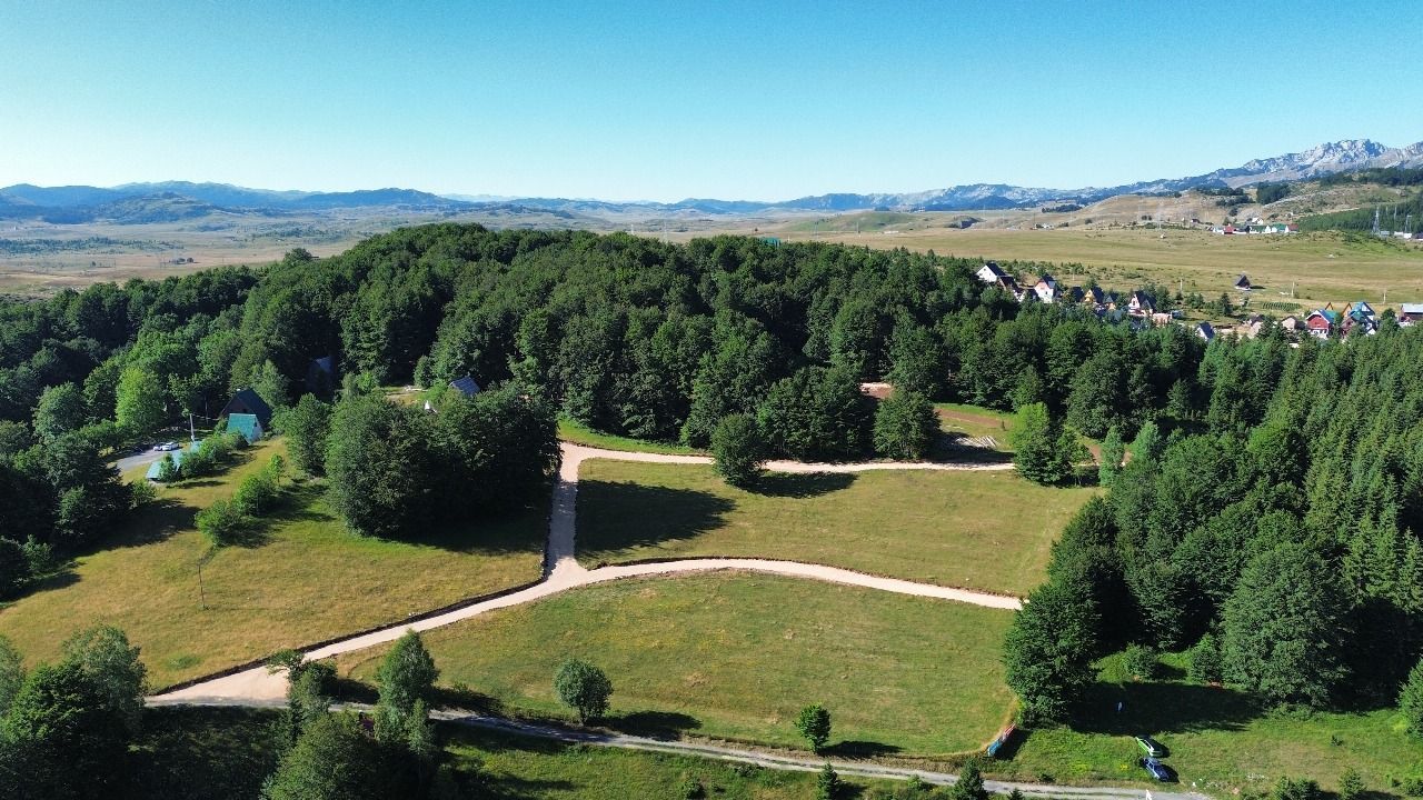 Ekskluzivna urbanizovana parcela 691m² u planinskom kompleksu na Žabljaku - Amfora Real Estate