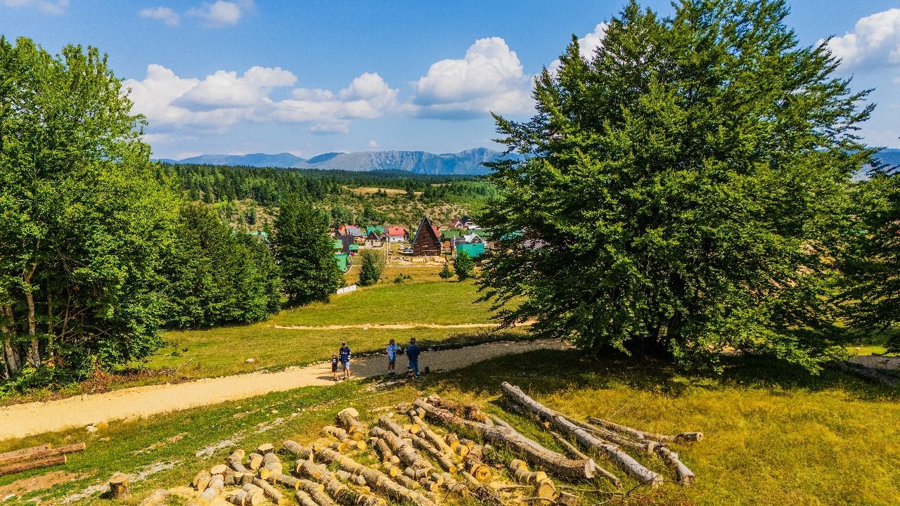 Ekskluzivna urbanizovana parcela 691m² u planinskom kompleksu na Žabljaku - Amfora Real Estate