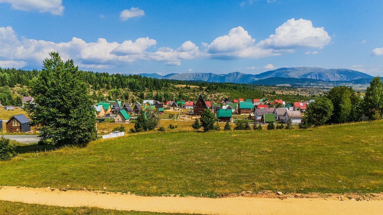 Ekskluzivna urbanizovana parcela 691m² u planinskom kompleksu na Žabljaku - Amfora Real Estate