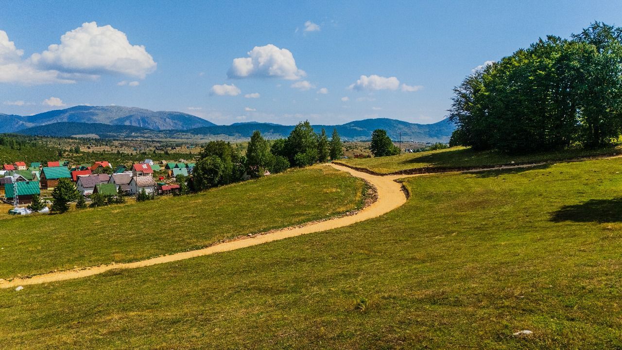 Ekskluzivna urbanizovana parcela 649m² u planinskom kompleksu na Žabljaku - Amfora Real Estate