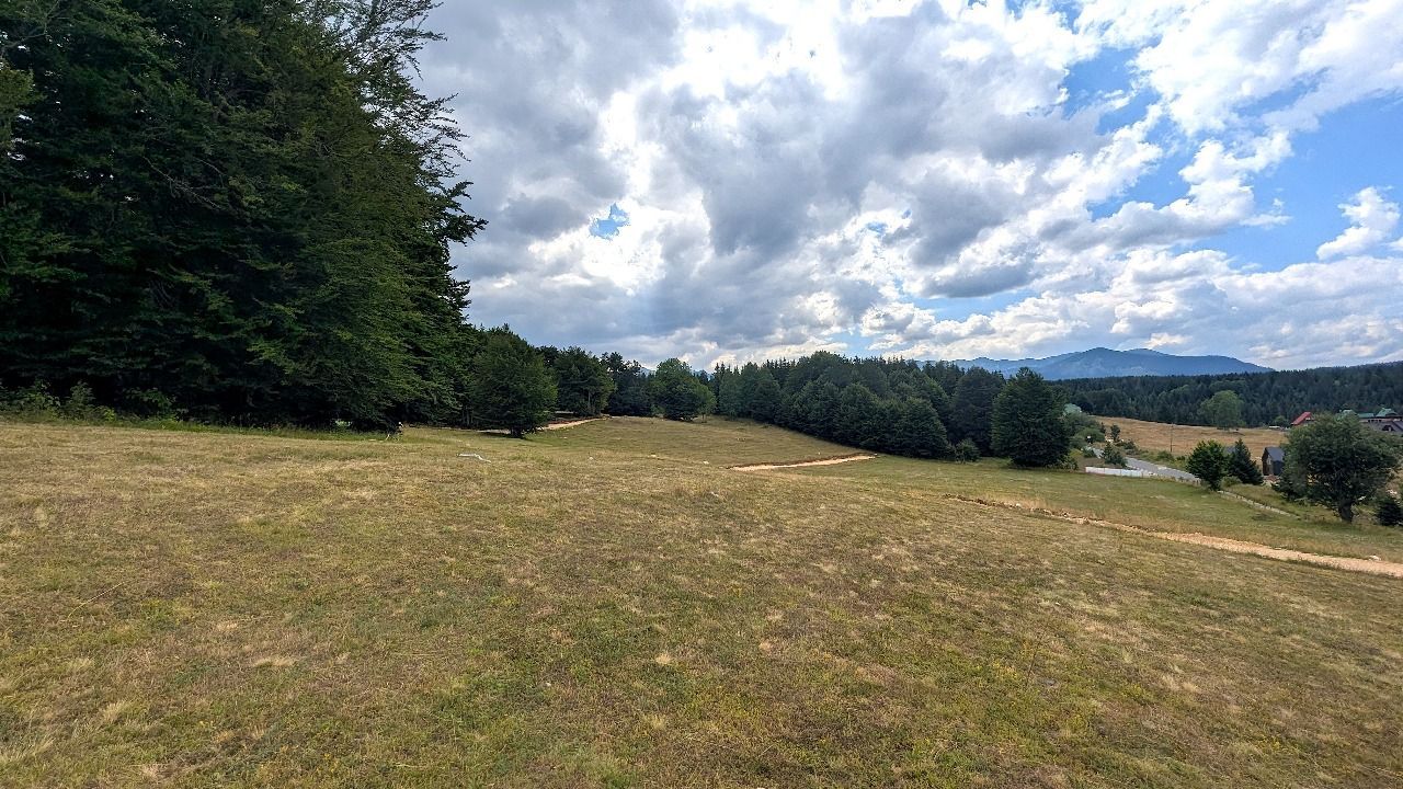 Ekskluzivna urbanizovana parcela 583m² u planinskom kompleksu na Žabljaku - Amfora Real Estate