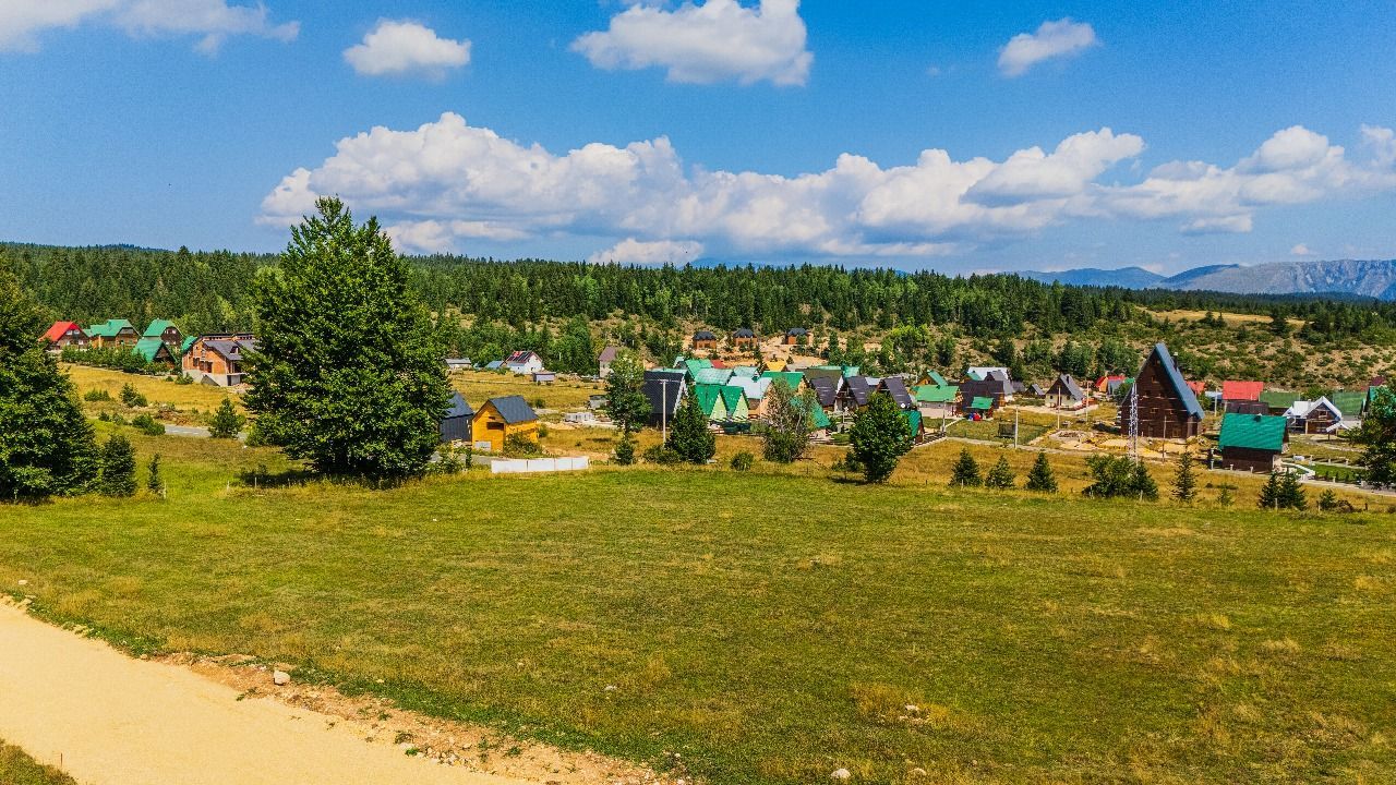 Ekskluzivna urbanizovana parcela 583m² u planinskom kompleksu na Žabljaku - Amfora Real Estate