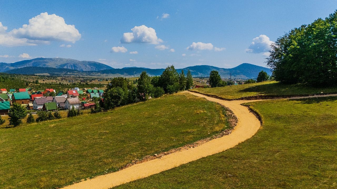 Ekskluzivna urbanizovana parcela 583m² u planinskom kompleksu na Žabljaku - Amfora Real Estate