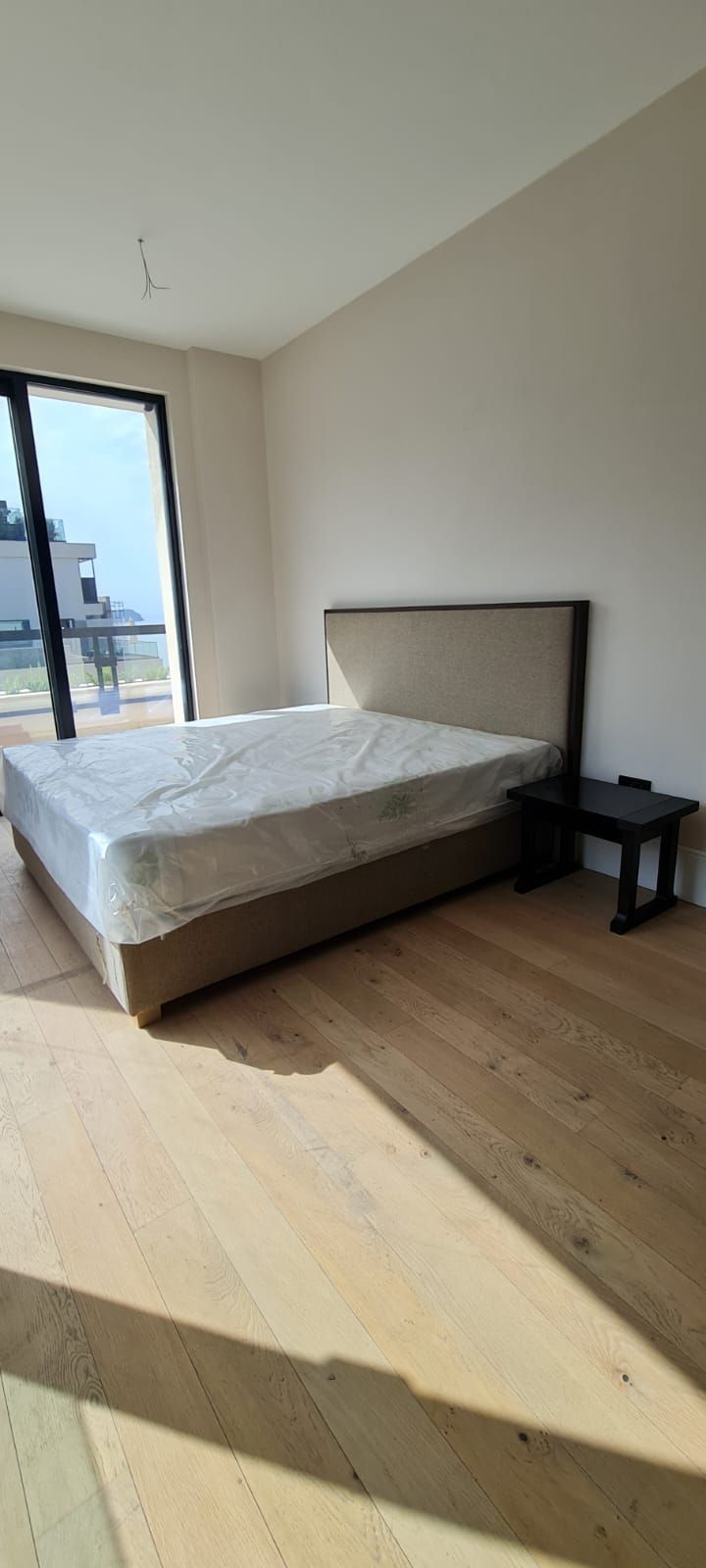 Na prodaju luksuzan dvosoban stan 113 m² sa panoramskim pogledom i bazenom – Prva linija, Bečići - Amfora Real Estate