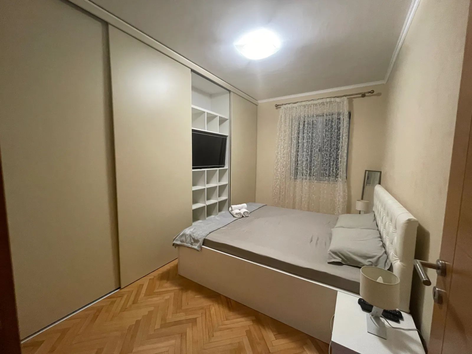 Izdavanje opremljenog dvosobnog stana 67 m² sa pogledom na more i parking mestom – Kotor (NA DUZI PERIOD,DOSTUPAN OD 01.10.2025) - Amfora Real Estate