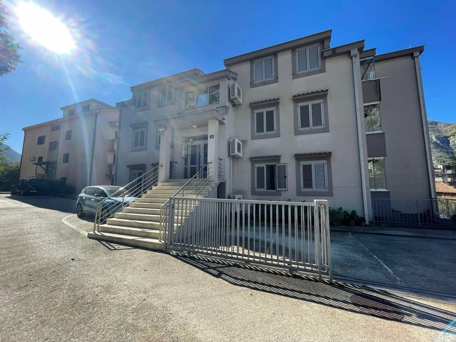 Izdavanje opremljenog dvosobnog stana 67 m² sa pogledom na more i parking mestom – Kotor (NA DUZI PERIOD,DOSTUPAN OD 01.10.2025) - Amfora Real Estate