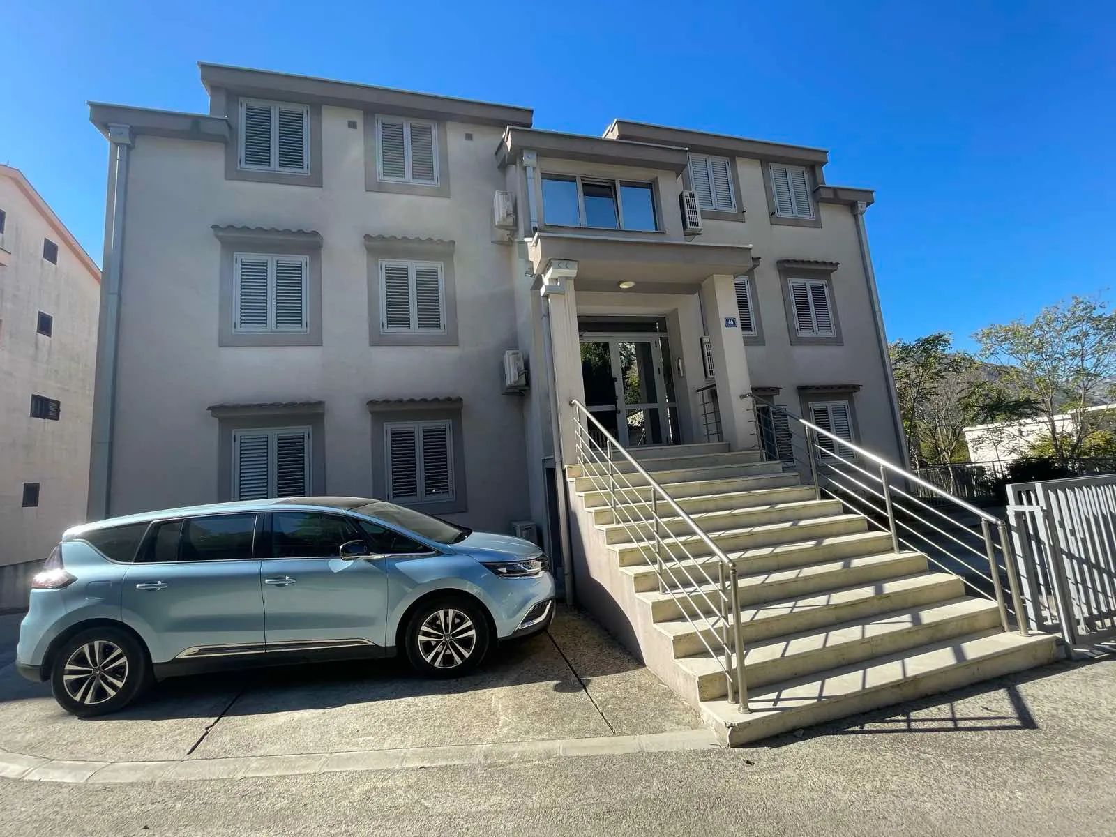 Izdavanje opremljenog dvosobnog stana 67 m² sa pogledom na more i parking mestom – Kotor (NA DUZI PERIOD,DOSTUPAN OD 01.10.2025) - Amfora Real Estate