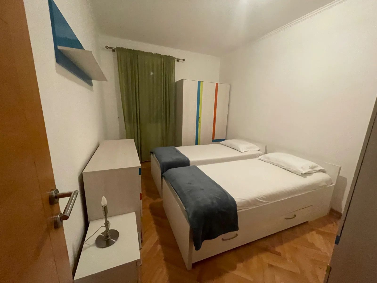 Izdavanje opremljenog dvosobnog stana 67 m² sa pogledom na more i parking mestom – Kotor (NA DUZI PERIOD,DOSTUPAN OD 01.10.2025) - Amfora Real Estate