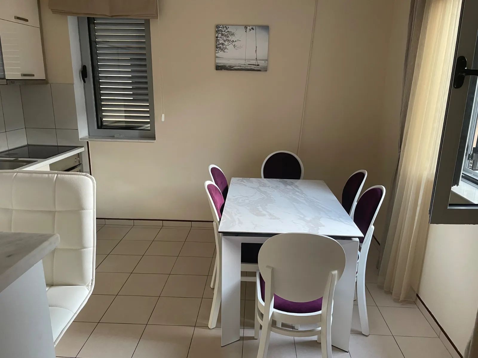 Izdavanje opremljenog dvosobnog stana 67 m² sa pogledom na more i parking mestom – Kotor (NA DUZI PERIOD,DOSTUPAN OD 01.10.2025) - Amfora Real Estate