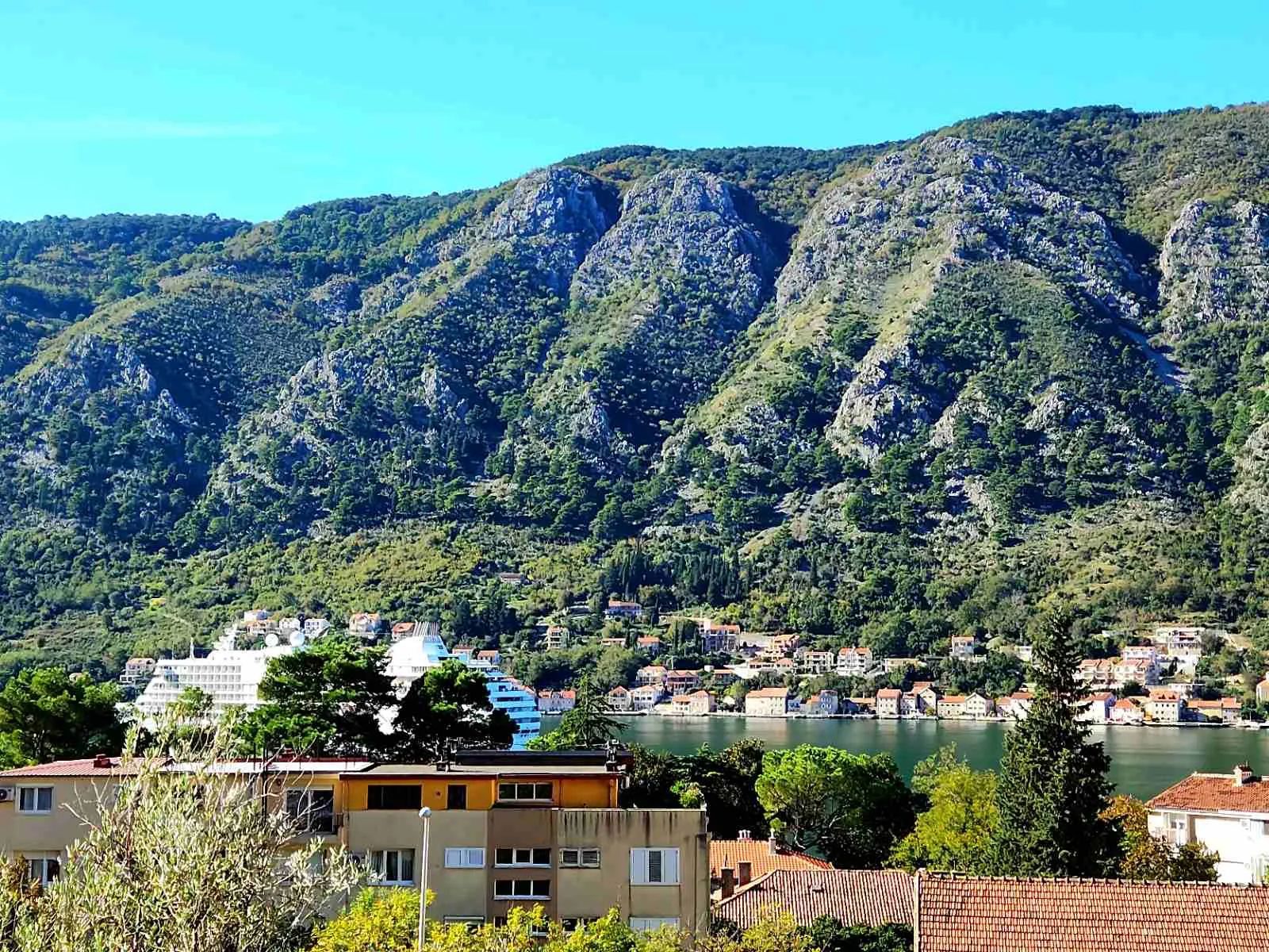 Izdavanje opremljenog dvosobnog stana 67 m² sa pogledom na more i parking mestom – Kotor (NA DUZI PERIOD,DOSTUPAN OD 01.10.2025) - Amfora Real Estate