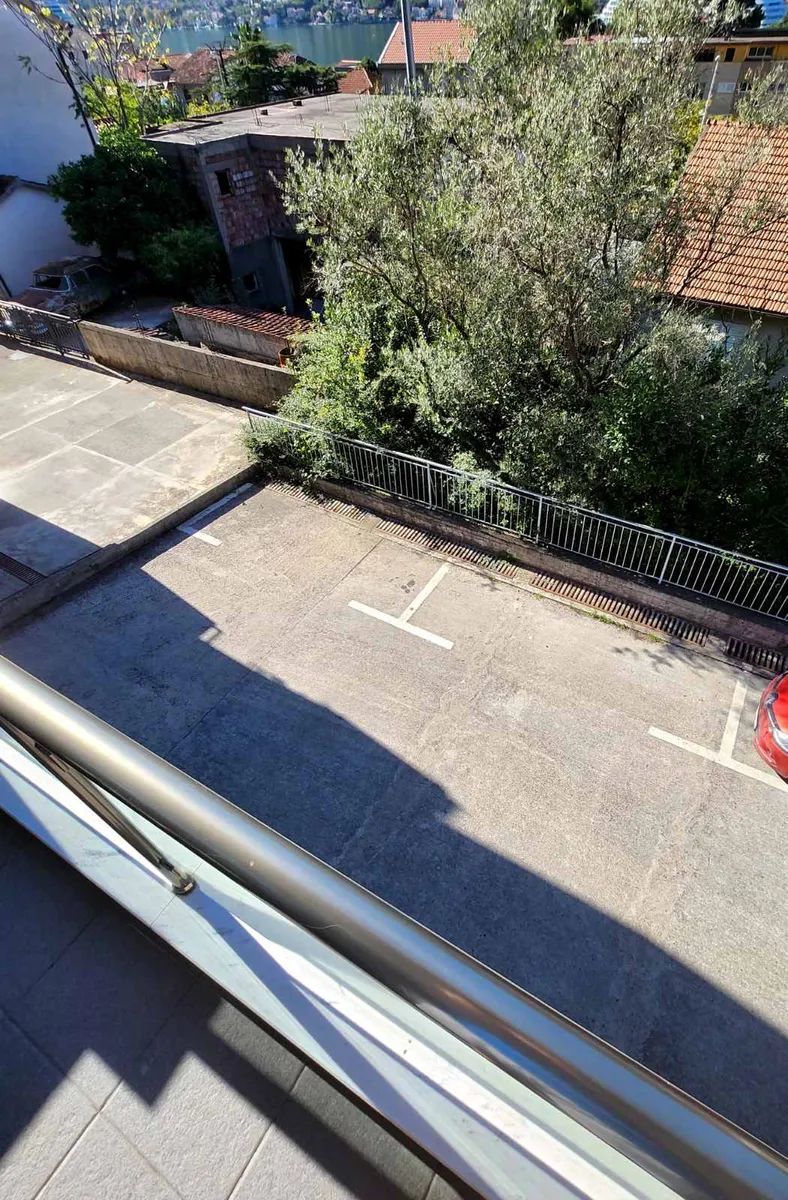 Izdavanje opremljenog dvosobnog stana 67 m² sa pogledom na more i parking mestom – Kotor (NA DUZI PERIOD,DOSTUPAN OD 01.10.2025) - Amfora Real Estate