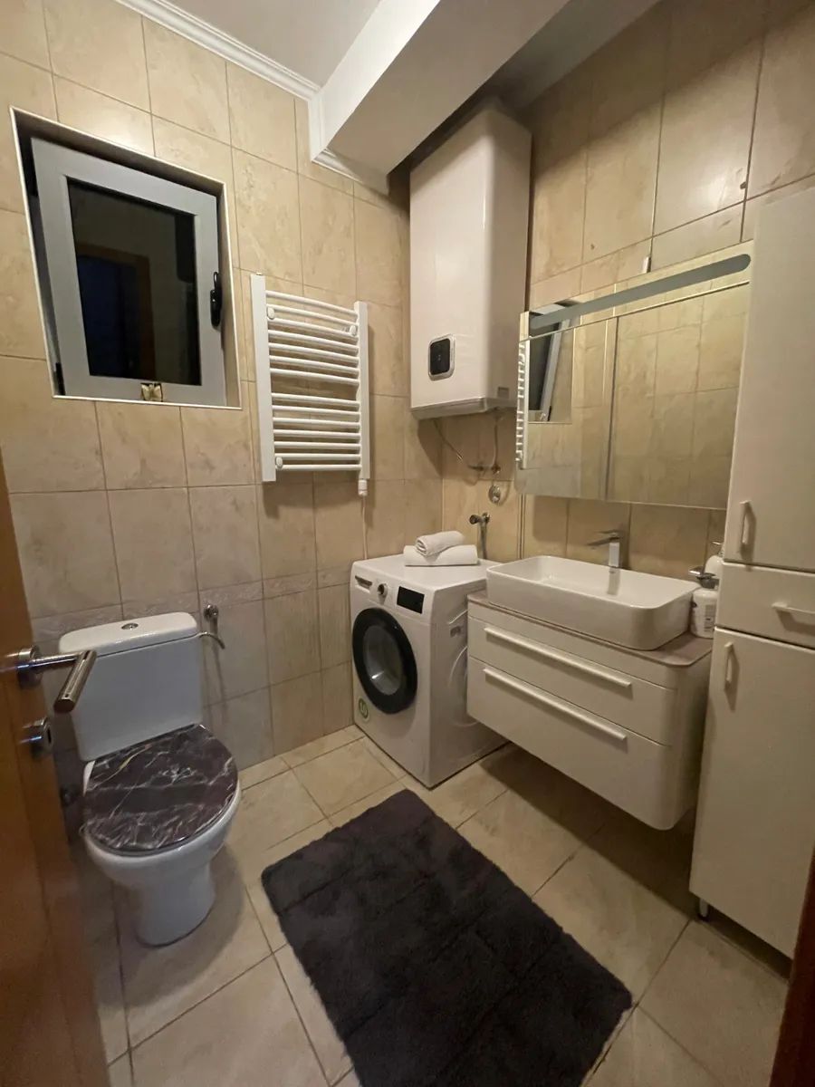 Izdavanje opremljenog dvosobnog stana 67 m² sa pogledom na more i parking mestom – Kotor (NA DUZI PERIOD,DOSTUPAN OD 01.10.2025) - Amfora Real Estate