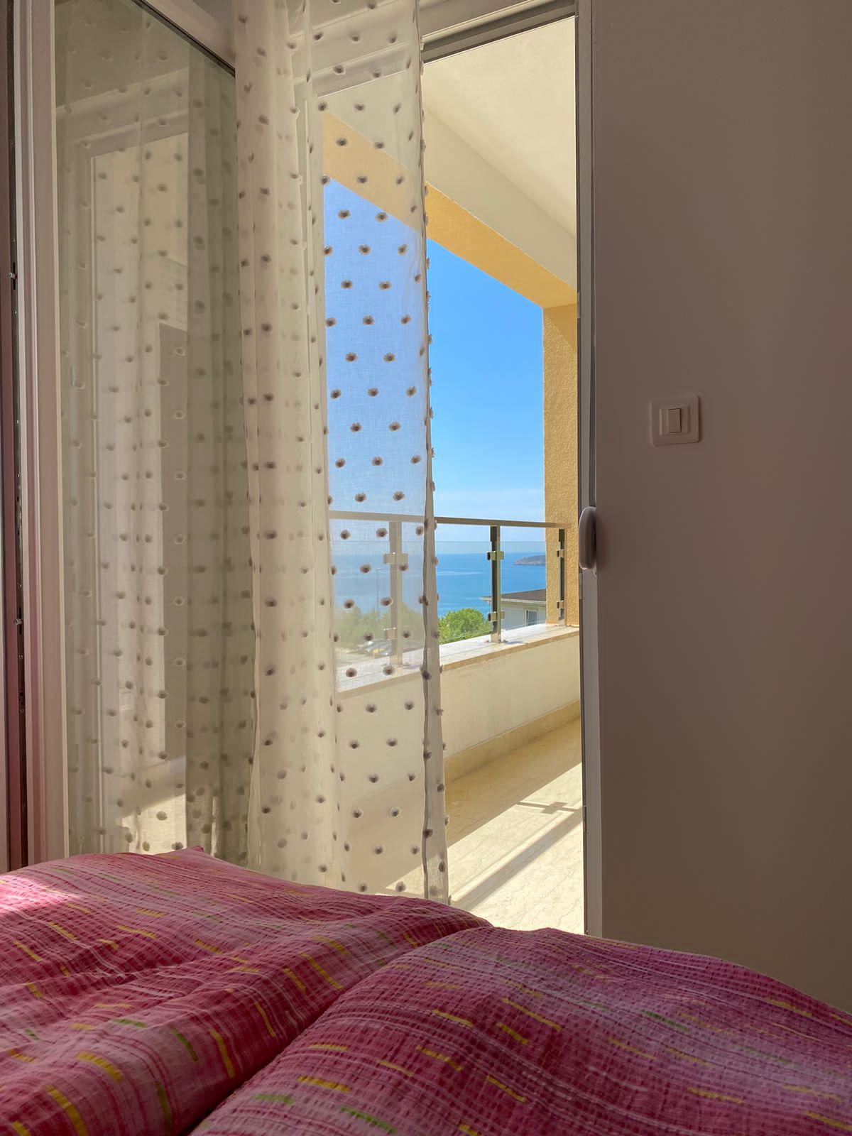 Izdaje se moderno opremljen jednosoban stan 40 m² sa pogledom na more i garažnim mestom – Bečići, dugoročni najam - Amfora Real Estate