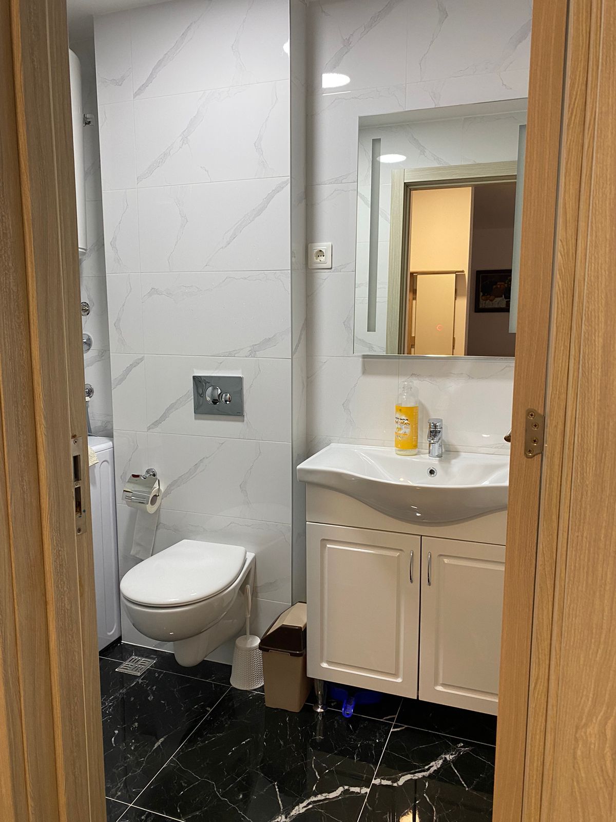 Izdaje se moderno opremljen jednosoban stan 40 m² sa pogledom na more i garažnim mestom – Bečići, dugoročni najam - Amfora Real Estate