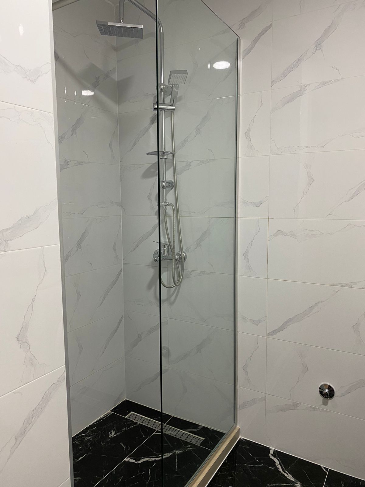 Izdaje se moderno opremljen jednosoban stan 40 m² sa pogledom na more i garažnim mestom – Bečići, dugoročni najam - Amfora Real Estate