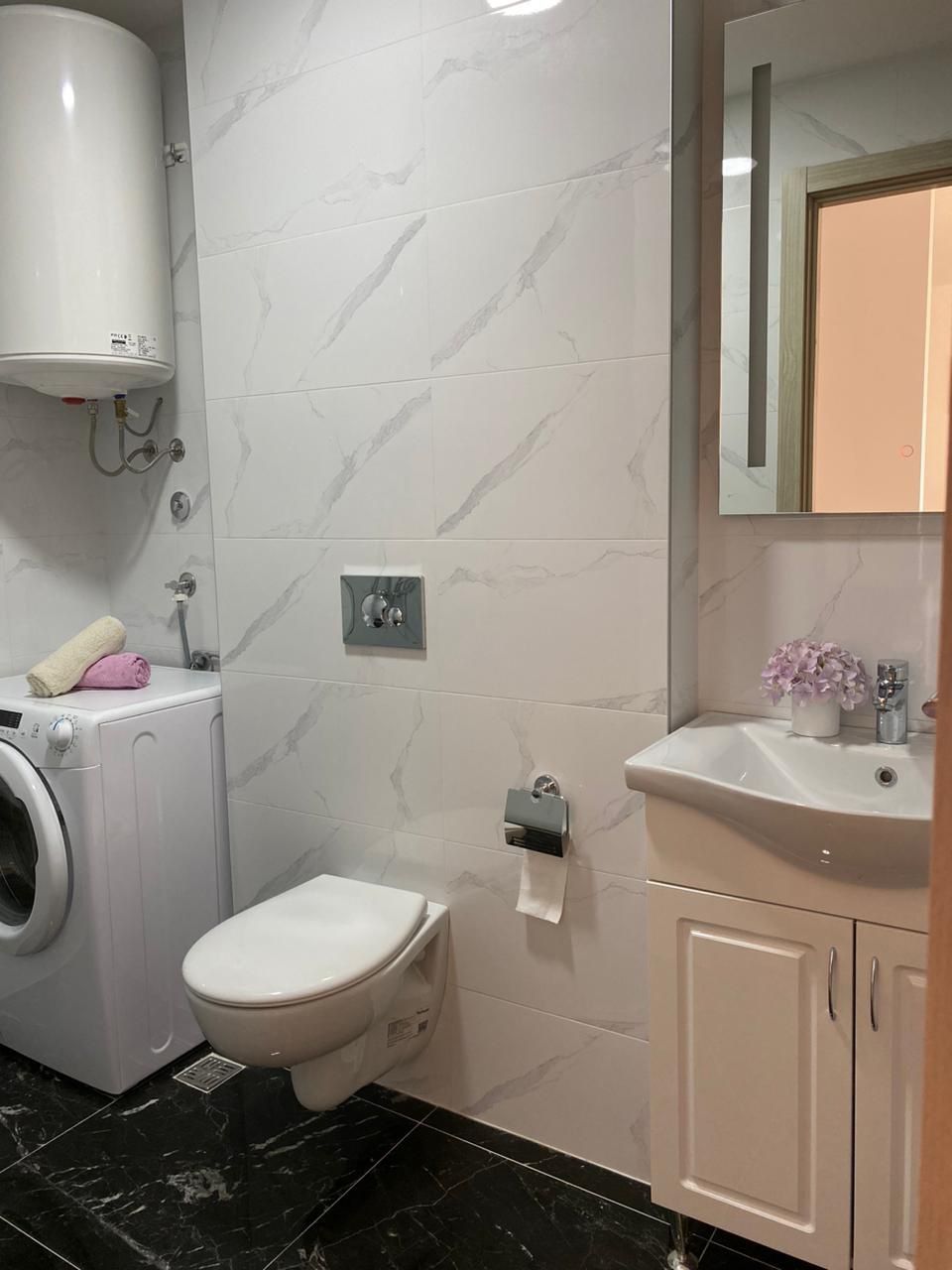 Izdaje se moderno opremljen jednosoban stan 40 m² sa pogledom na more i garažnim mestom – Bečići, dugoročni najam - Amfora Real Estate