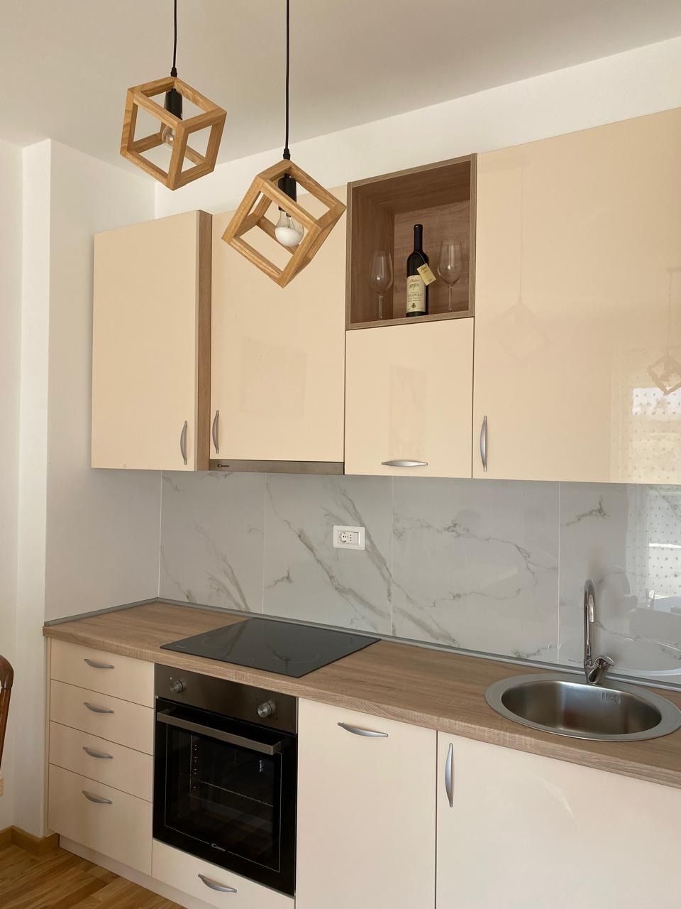 Izdaje se moderno opremljen jednosoban stan 40 m² sa pogledom na more i garažnim mestom – Bečići, dugoročni najam - Amfora Real Estate