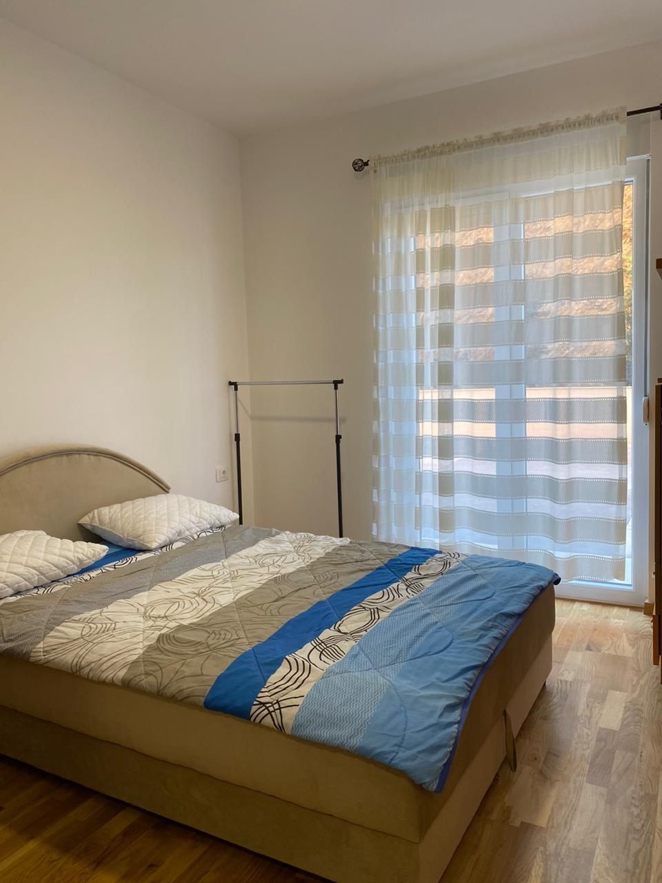 Izdaje se moderno opremljen jednosoban stan 40 m² sa pogledom na more i garažnim mestom – Bečići, dugoročni najam - Amfora Real Estate