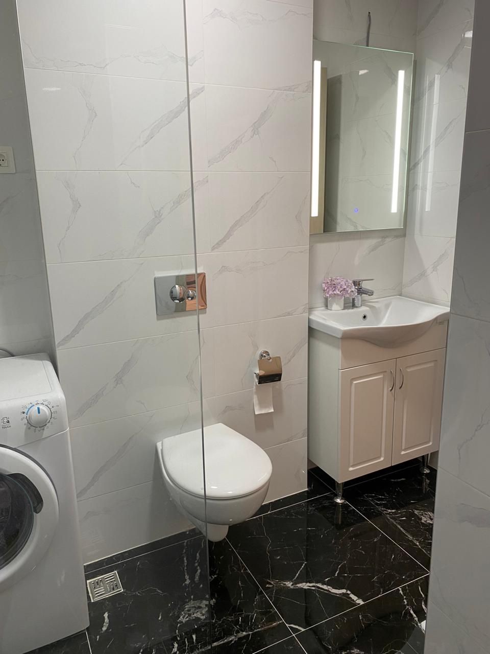 Izdaje se moderno opremljen jednosoban stan 40 m² sa pogledom na more i garažnim mestom – Bečići, dugoročni najam - Amfora Real Estate