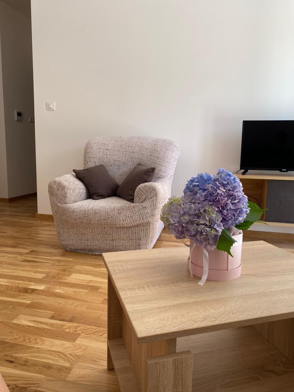 Izdaje se moderno opremljen jednosoban stan 40 m² sa pogledom na more i garažnim mestom – Bečići, dugoročni najam - Amfora Real Estate