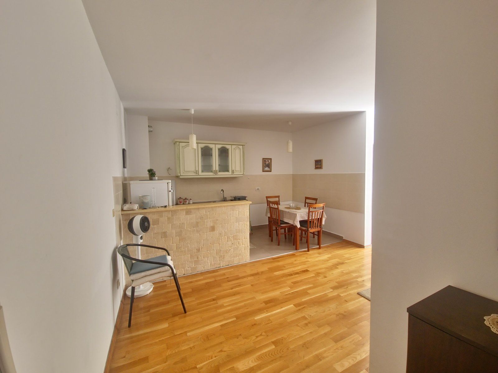 Izdaje se dvosoban namješten stan 68 m² u centru Budve – Vojvodjanska (na period do 01.06.2026) - Amfora Real Estate