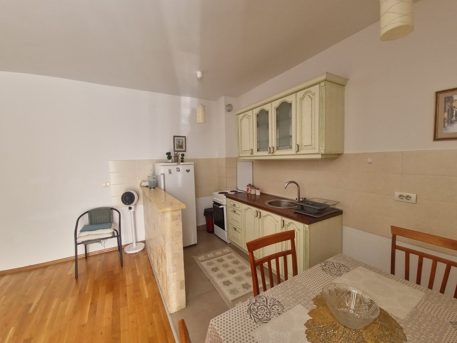 Izdaje se dvosoban namješten stan 68 m² u centru Budve – Vojvodjanska (na period do 01.06.2026) - Amfora Real Estate