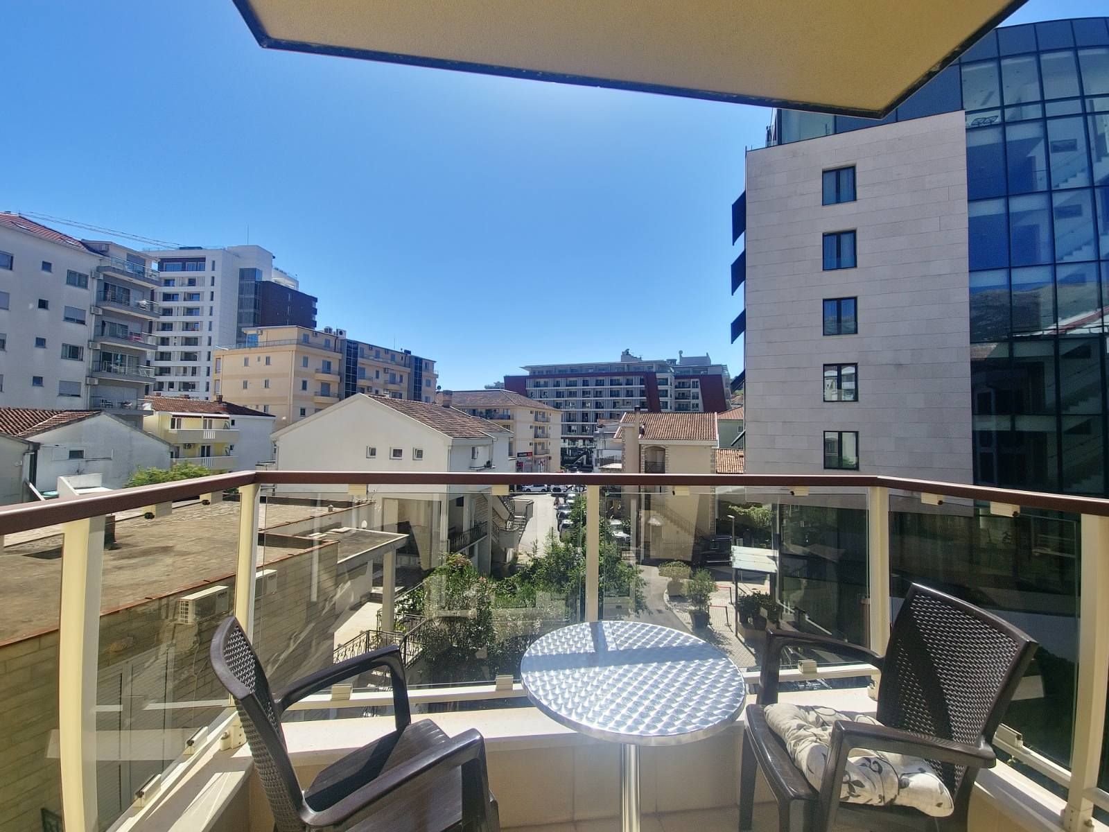 Izdaje se jednosoban namešten stan 57m² u centru Budve – Vojvodjanska ulica (na duzi period) - Amfora Real Estate