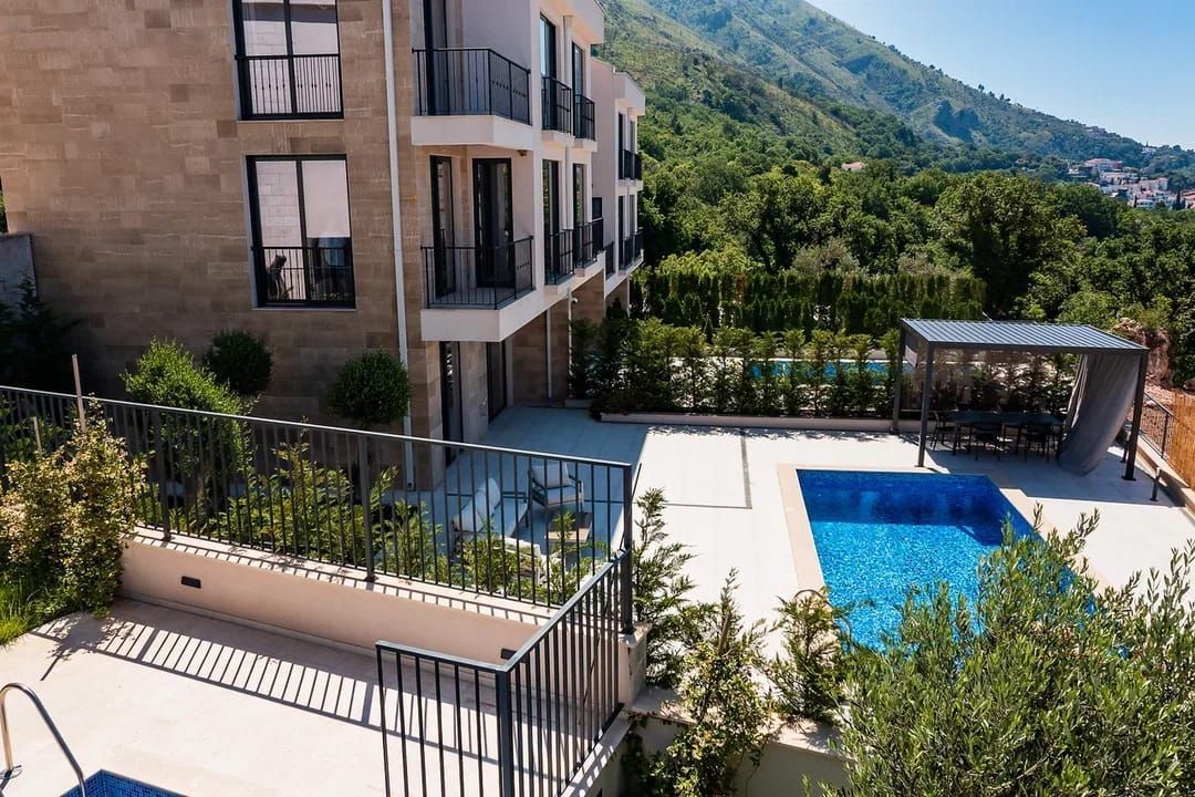 Prodaja luksuzne townhouse vile 220 m² sa bazenom i panoramskim pogledom na more – Reževići, Budvanska rivijera | Mogućnost odloženog plaćanja | Bez plaćanja 3% poreza - Amfora Real Estate