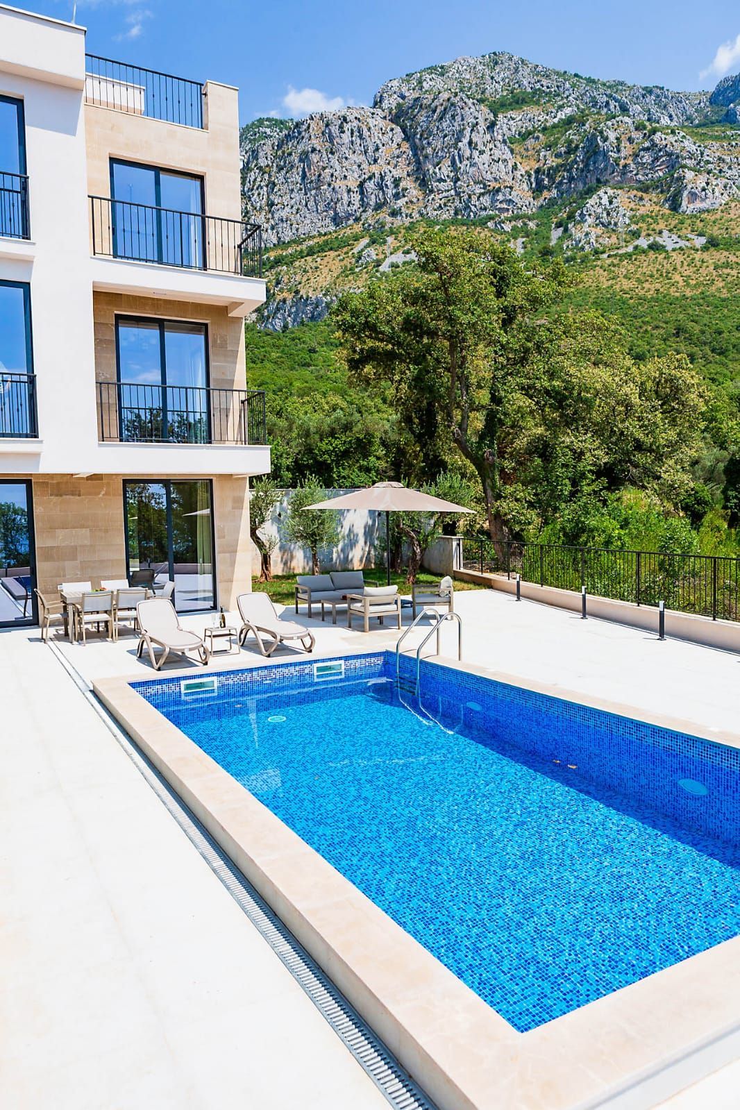 Prodaja luksuzne townhouse vile 220 m² sa bazenom i panoramskim pogledom na more – Reževići, Budvanska rivijera | Mogućnost odloženog plaćanja | Bez plaćanja 3% poreza - Amfora Real Estate