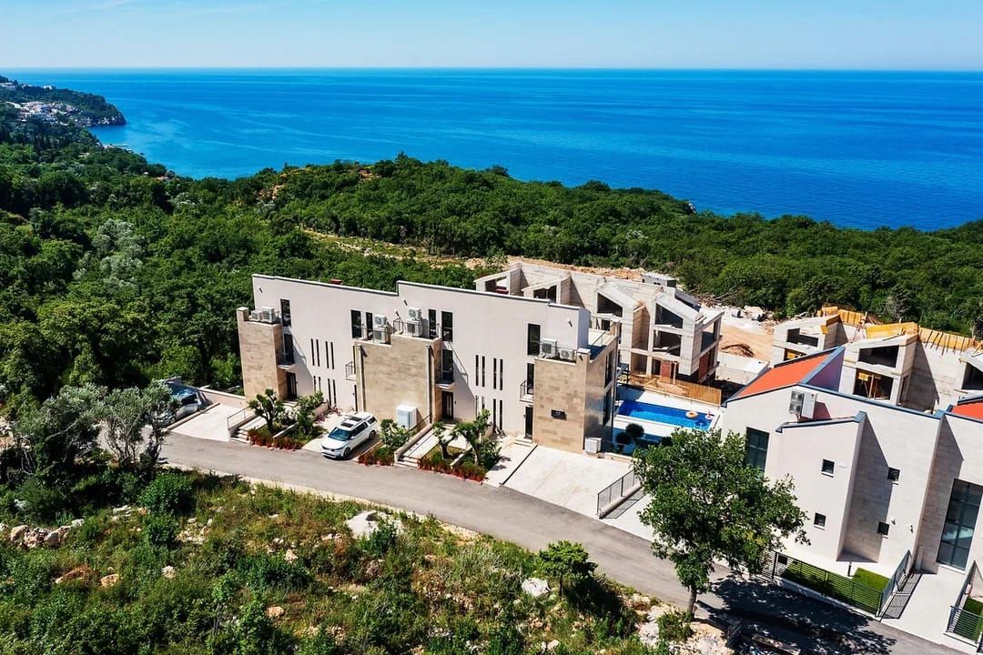 Prodaja luksuzne townhouse vile 220 m² sa bazenom i panoramskim pogledom na more – Reževići, Budvanska rivijera | Mogućnost odloženog plaćanja | Bez plaćanja 3% poreza - Amfora Real Estate