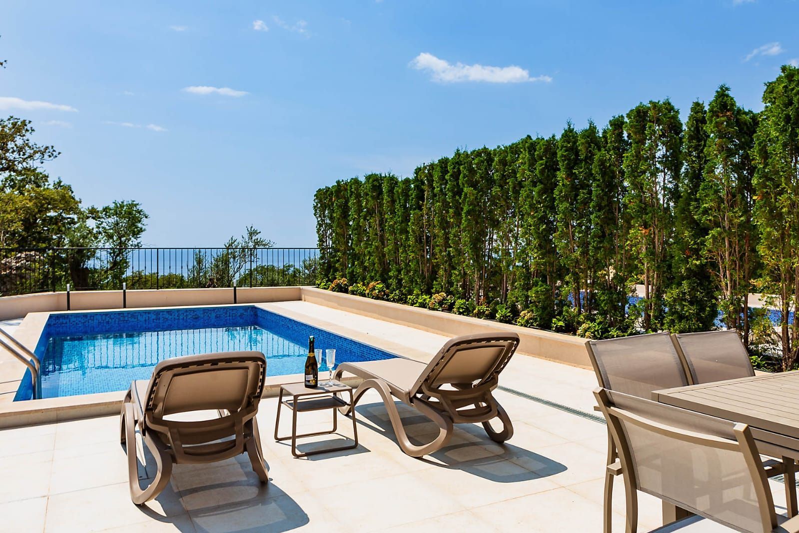 Ekskluzivna prodaja kompletnog kompleksa vila – Reževići, Budva | Bez 3% poreza | Mogućnost kupovine na rate | Investicija sa prihodom od izdavanja - Amfora Real Estate