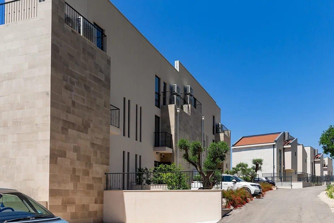 Ekskluzivna prodaja kompletnog kompleksa vila – Reževići, Budva | Bez 3% poreza | Mogućnost kupovine na rate | Investicija sa prihodom od izdavanja - Amfora Real Estate