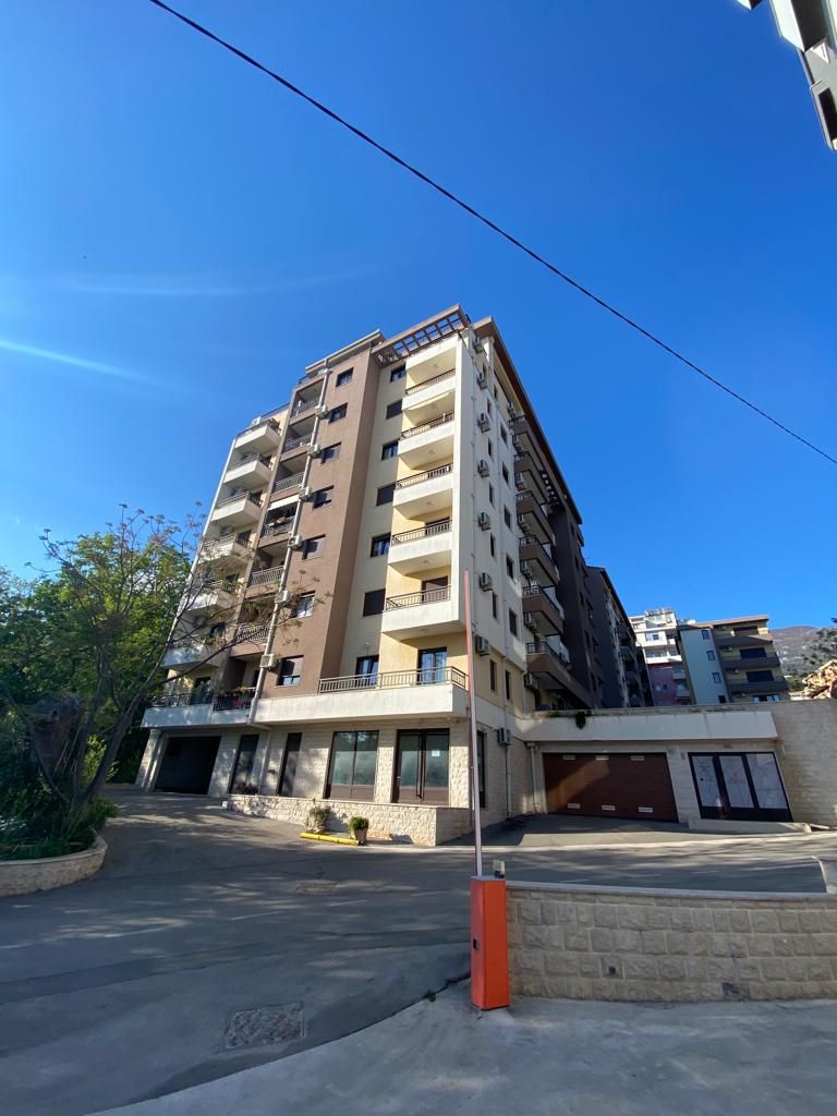 Izdavanje dvosobnog nameštenog stana 61 m² + terasa sa pogledom na more i parking mestom – Budva, Lazi (na duzi period) - Amfora Real Estate