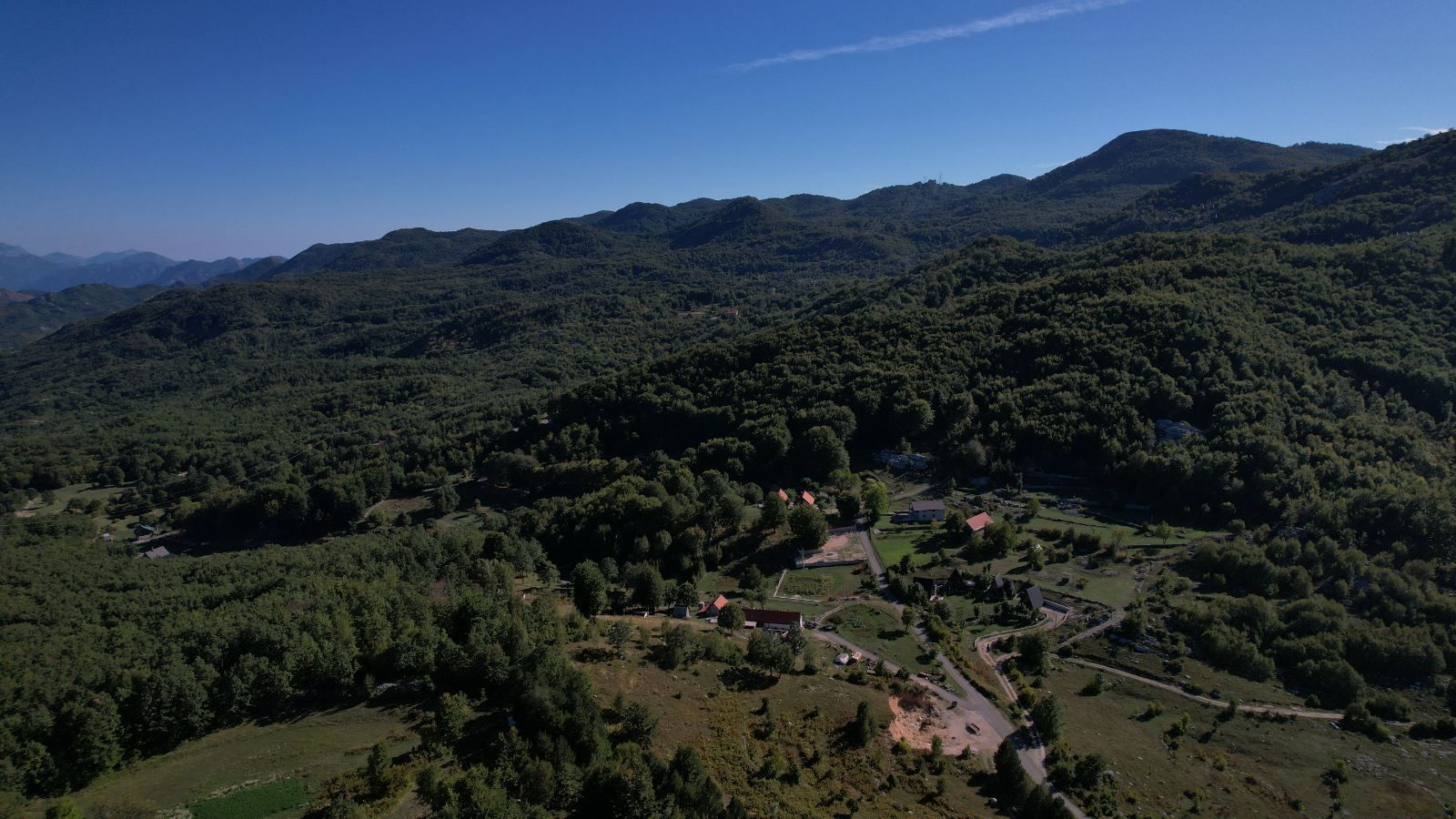 Prodaja zemljišta 2.210 m² sa asfaltnim prilazom i strujom – Bjeloši, Cetinje - Amfora Real Estate